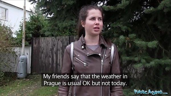 Публичный агент, мокрый русский раздвигает ноги за деньги